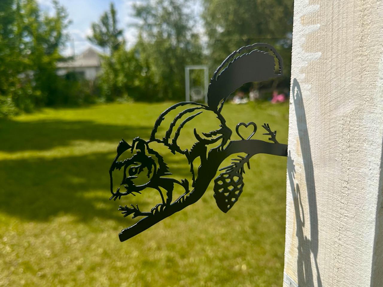 Садовая фигура Белка на ветке с шишкой металлическая для дерева/беседки/террасы/сада/подворья (DCR015) - фото 2 Садовая фигура Белка на ветке с шишкой металлическая для дерева/беседки/террасы/сада/подворья (DCR015) - фото 2