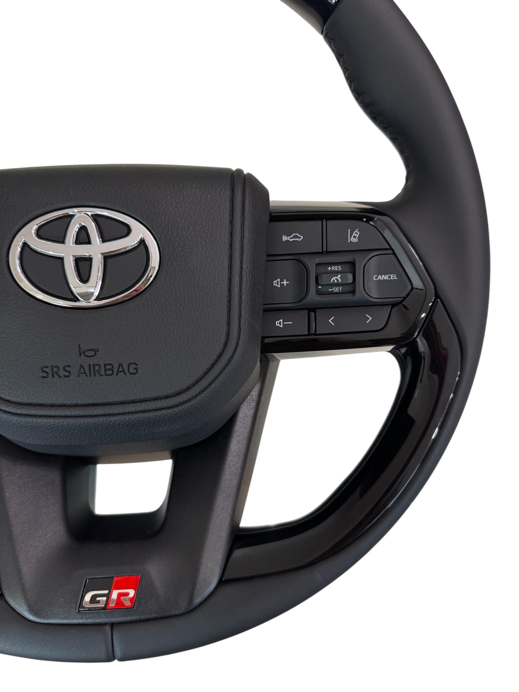 Руль для Toyota Land Cruiser 100/Prado 120 в сборе лак лакальный в стиле LC300 логотип хром (29621097) - фото 3 Руль для Toyota Land Cruiser 100/Prado 120 в сборе лак лакальный в стиле LC300 логотип хром (29621097) - фото 3