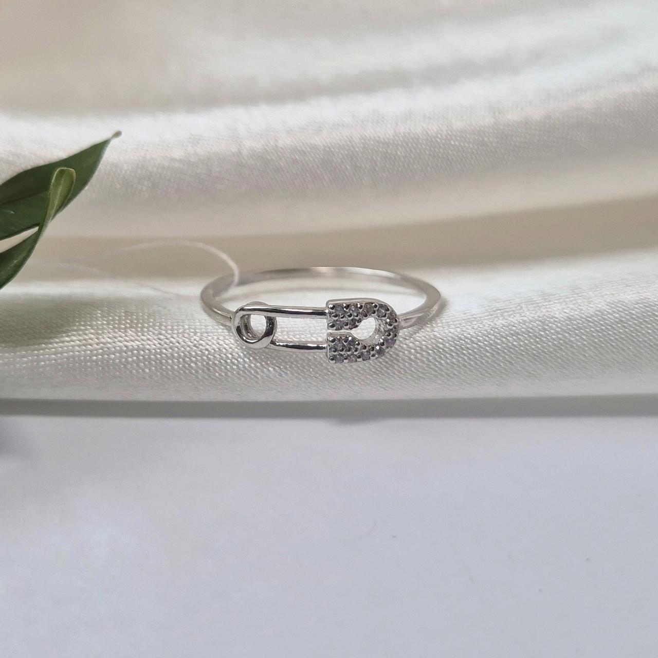 Каблучка булавка в білих каменях срібло 925 проби родоване 0,80 г р. 18 (4324р) Каблучка булавка в білих каменях срібло 925 проби родоване 0,80 г р. 18 (4324р)