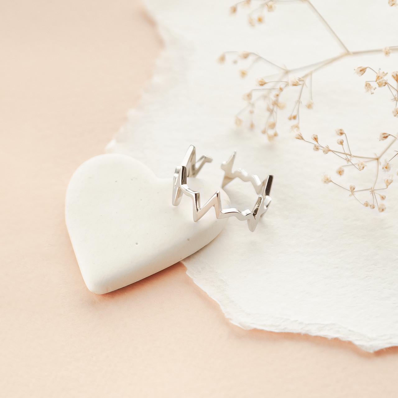 Кольцо серебряное с выгравированной линией пульса без вставок р. 18