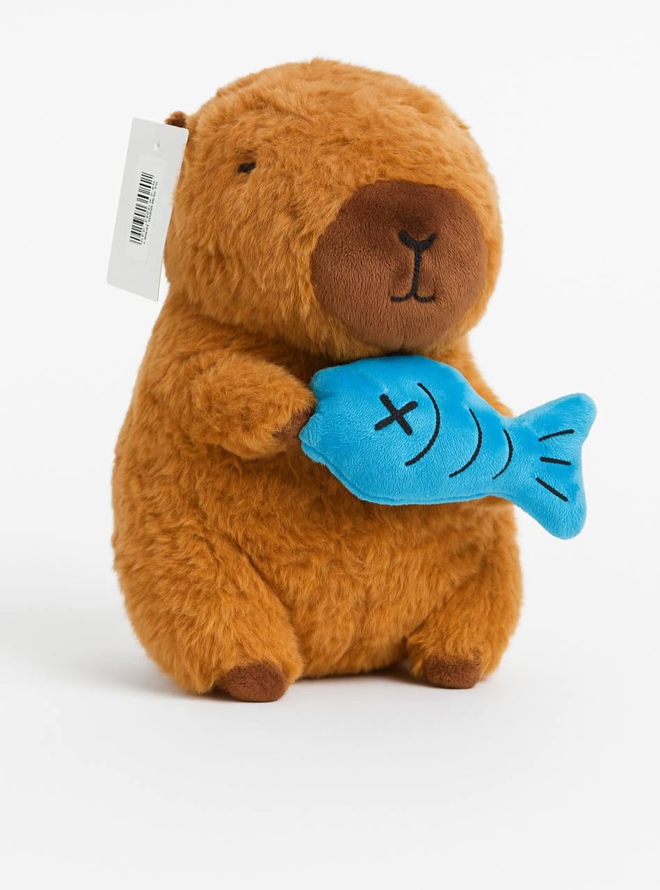 Мягкая игрушка Капибара с рыбкой 20 см (1d302904)