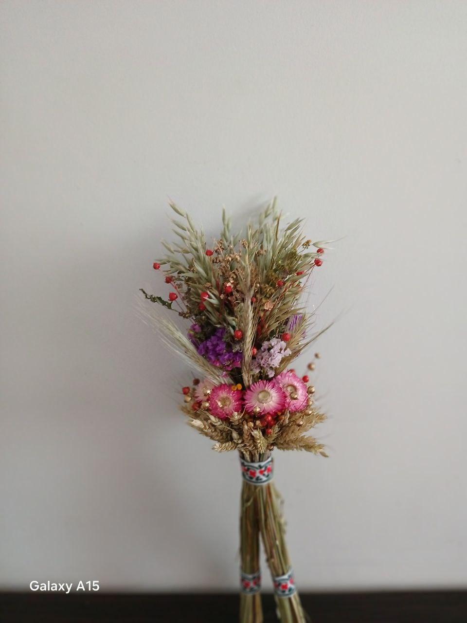 Дидух рождественский из колосья пшеницы/льна и овса на трех ножках 35-40 см с лентой вышиванкой Черный (2822701416) - фото 3 Дидух рождественский из колосья пшеницы/льна и овса на трех ножках 35-40 см с лентой вышиванкой Черный (2822701416) - фото 3