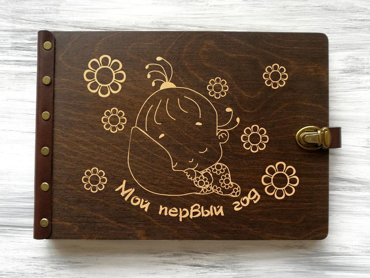 Альбом для дитячих фотографій WoodPresent Мій перший рік в дерев'яній обкладинці для дівчинки 30 аркушів Темне дерево