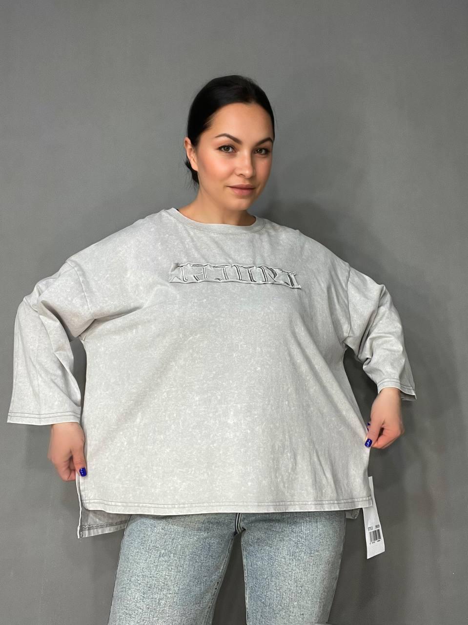 Футболка жіноча A-N 26029 широка варена тай дай довгий рукав 3\4 з вишивкою попереду OS Світло-сірий (4017) - фото 5 Футболка жіноча A-N 26029 широка варена тай дай довгий рукав 3\4 з вишивкою попереду OS Світло-сірий (4017) - фото 5