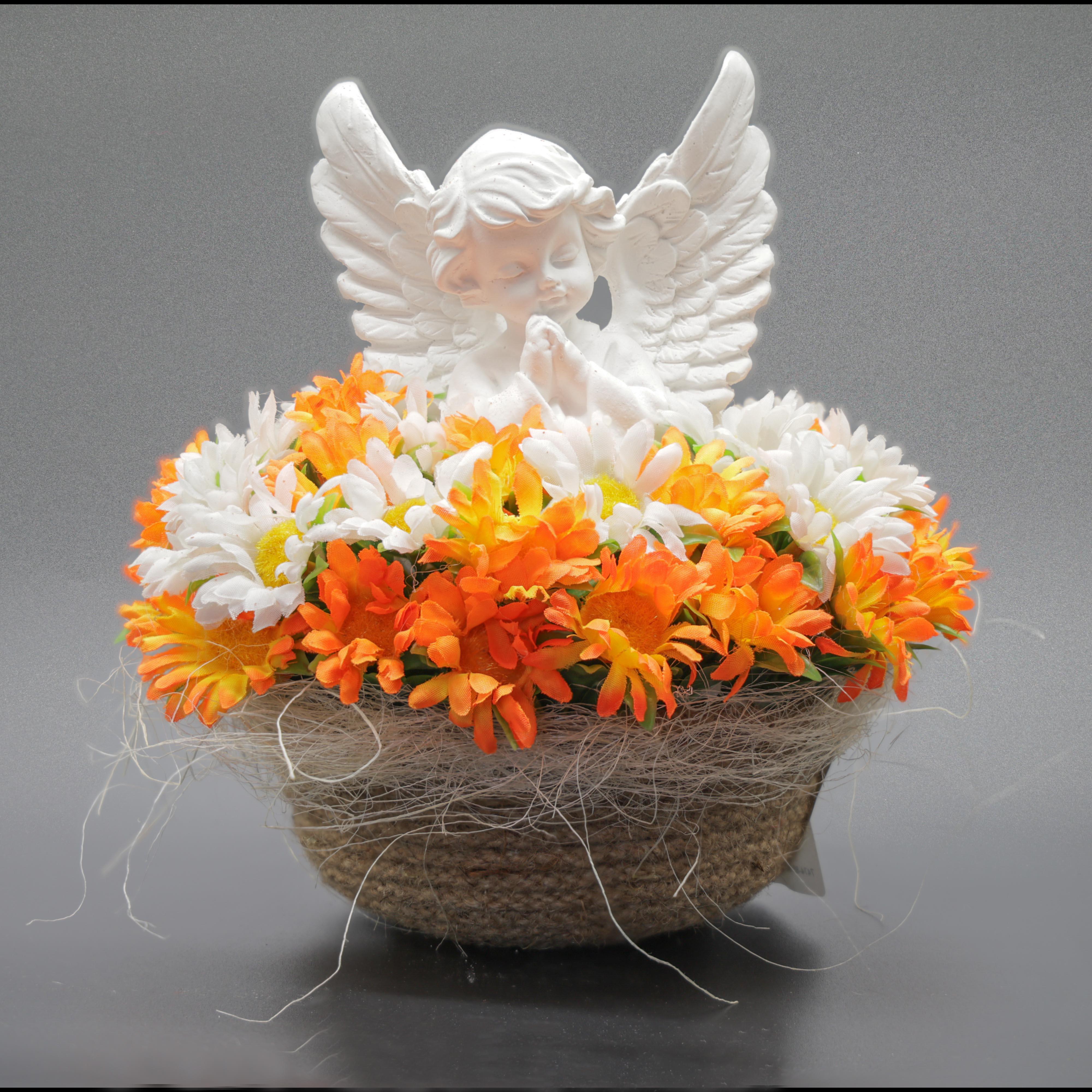 Пасхальная композиция ДАЙС из искусственных оранжевых и белых ромашек с ангелом в кашпо 20 см (КA2020S)