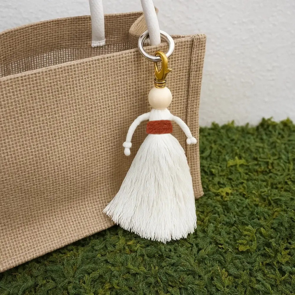 Набор макраме для рукоделия и вязания брелока Куколка на сумку для ключей и аксессуаров Белый с коричневым