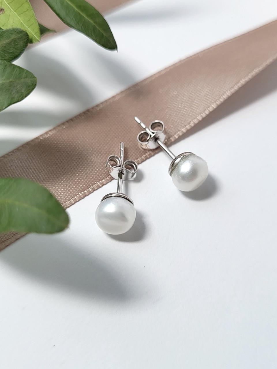 Серьги гвоздики с белым жемчугом серебро 6 мм 925 пробы 1,35 г (арт 070ж)