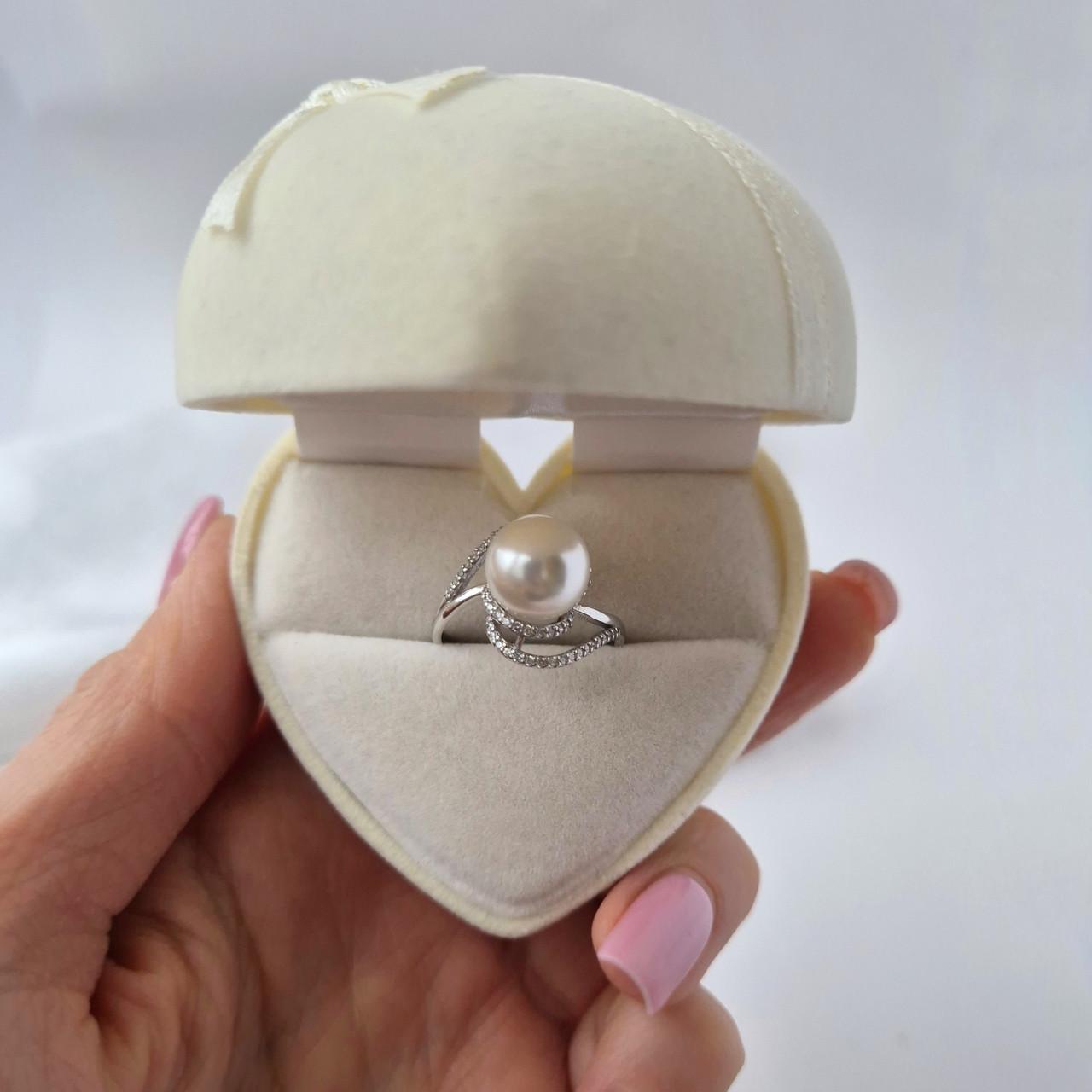 Каблучка з білою перлиною імітація і білими каменями срібло 925 проби родоване 2,35 г р. 19,5 (1347к)