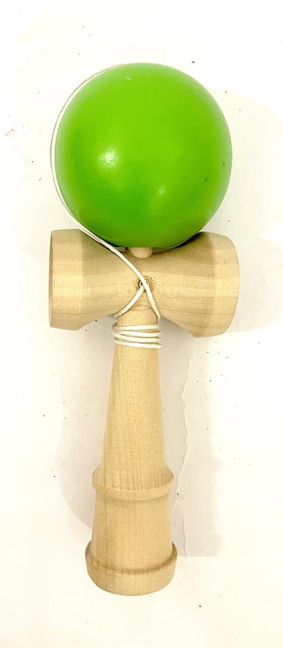 Кендамо дерев'яна з яскравою зеленою кулею