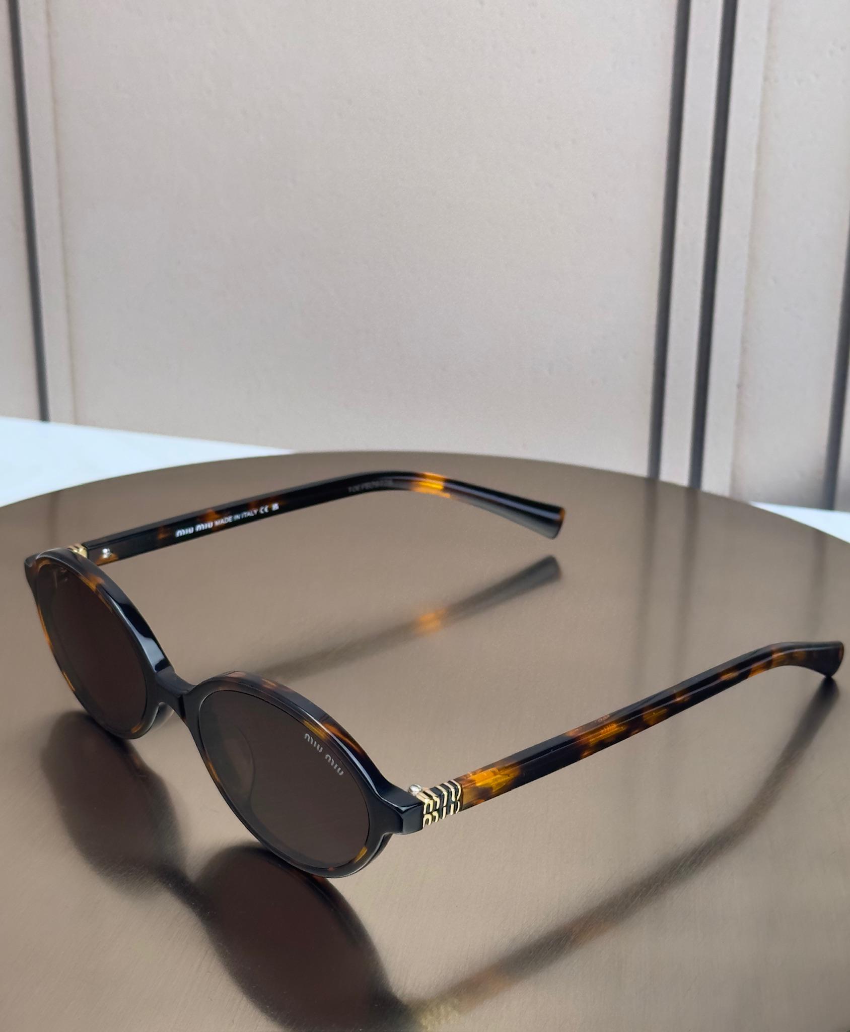 Солнцезащитные очки Miu Miu SMU 04Z овальные узкие ацетатные коричневая линза женские Черепаховый