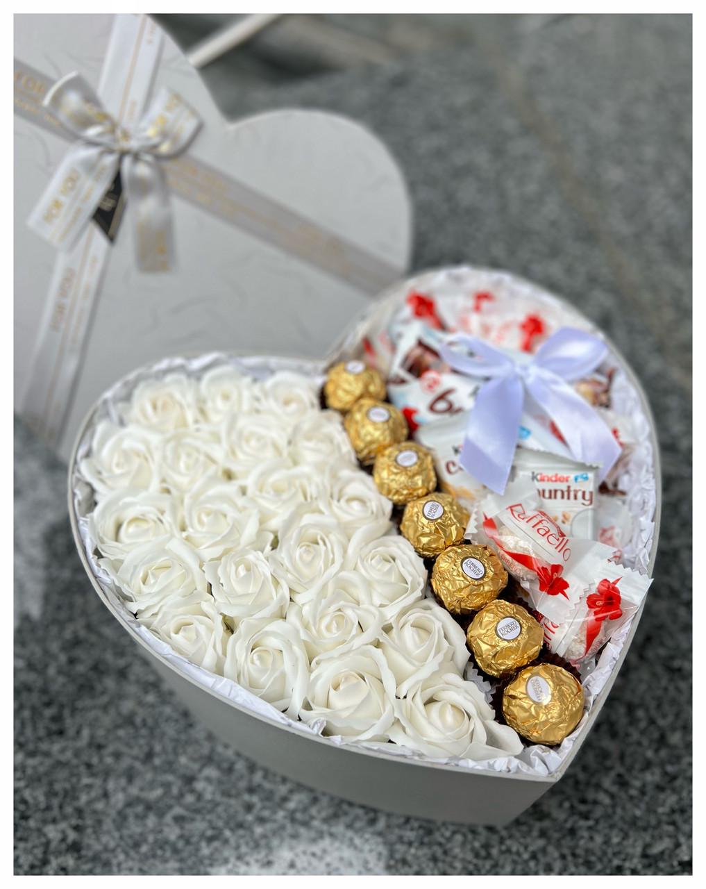 Подарунковий бокс дружині сердцем з солодощами та трояндами з мила квіти 23 шт. Білий (2032313951) - фото 6