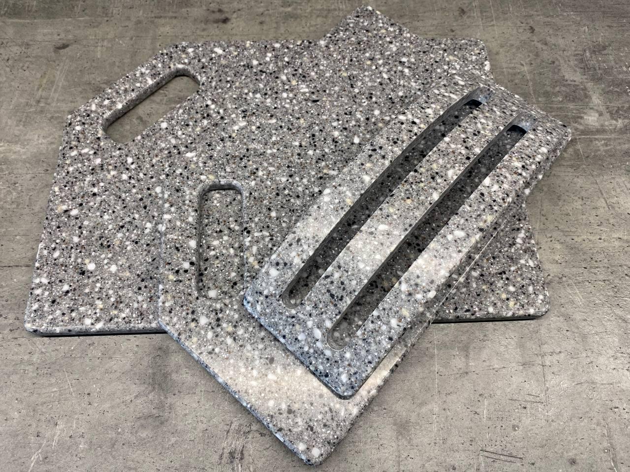 Набір дощок кухонних Quartzgrey зі штучного каменю на підставці 2 шт. (231) - фото 2 Набір дощок кухонних Quartzgrey зі штучного каменю на підставці 2 шт. (231) - фото 2