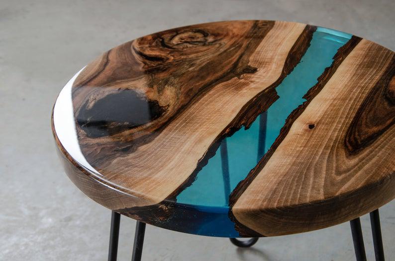 Стол журнальный річка Остин дизайнерский круглый из прозрачной эпоксидной смолы и массива ореха 800х480 мм. - фото 4 Стол журнальный річка Остин дизайнерский круглый из прозрачной эпоксидной смолы и массива ореха 800х480 мм. - фото 4