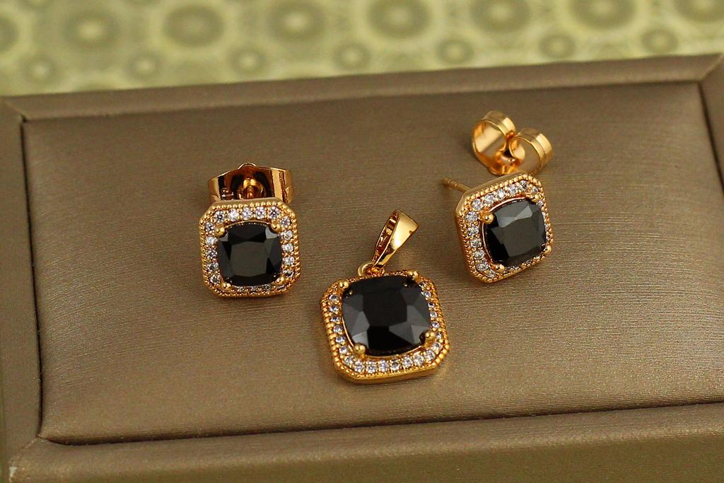 Набор ромб в ободке из фианитов с черным камнем Золотистый.