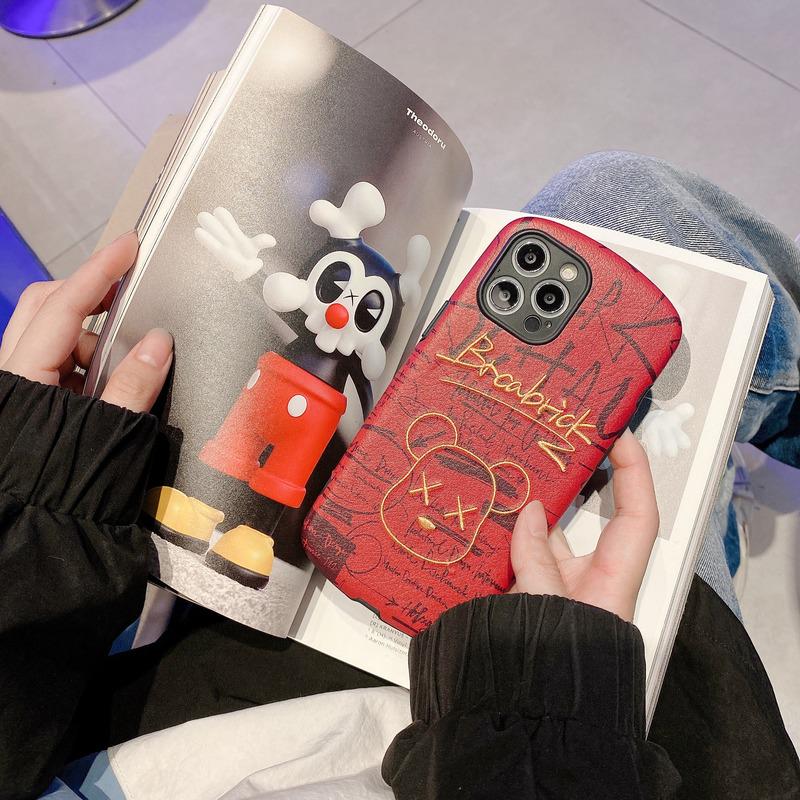 Чехол для iPhone 12 Pro Bearbrick Kaws кожаный Красный