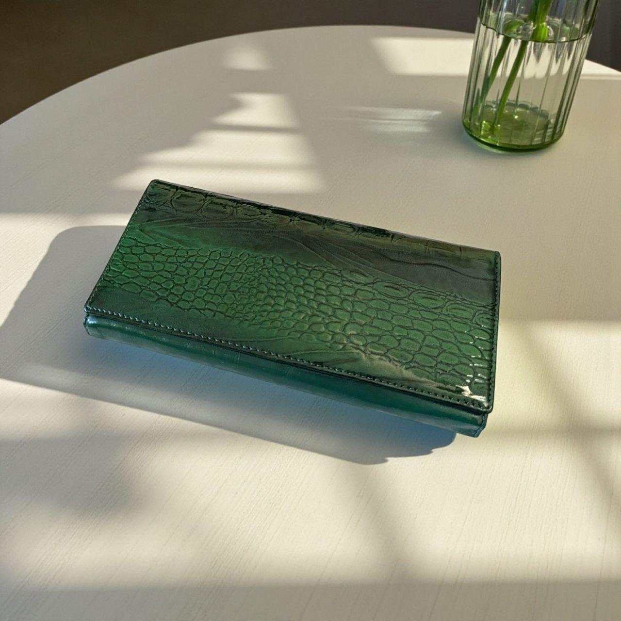 Гаманець жіночий лаковий гаманець на магніті із застібкою поцілунок під шкіру крокодила 19х9,5 см Зелений (СО-6330) Гаманець жіночий лаковий гаманець на магніті із застібкою поцілунок під шкіру крокодила 19х9,5 см Зелений (СО-6330)