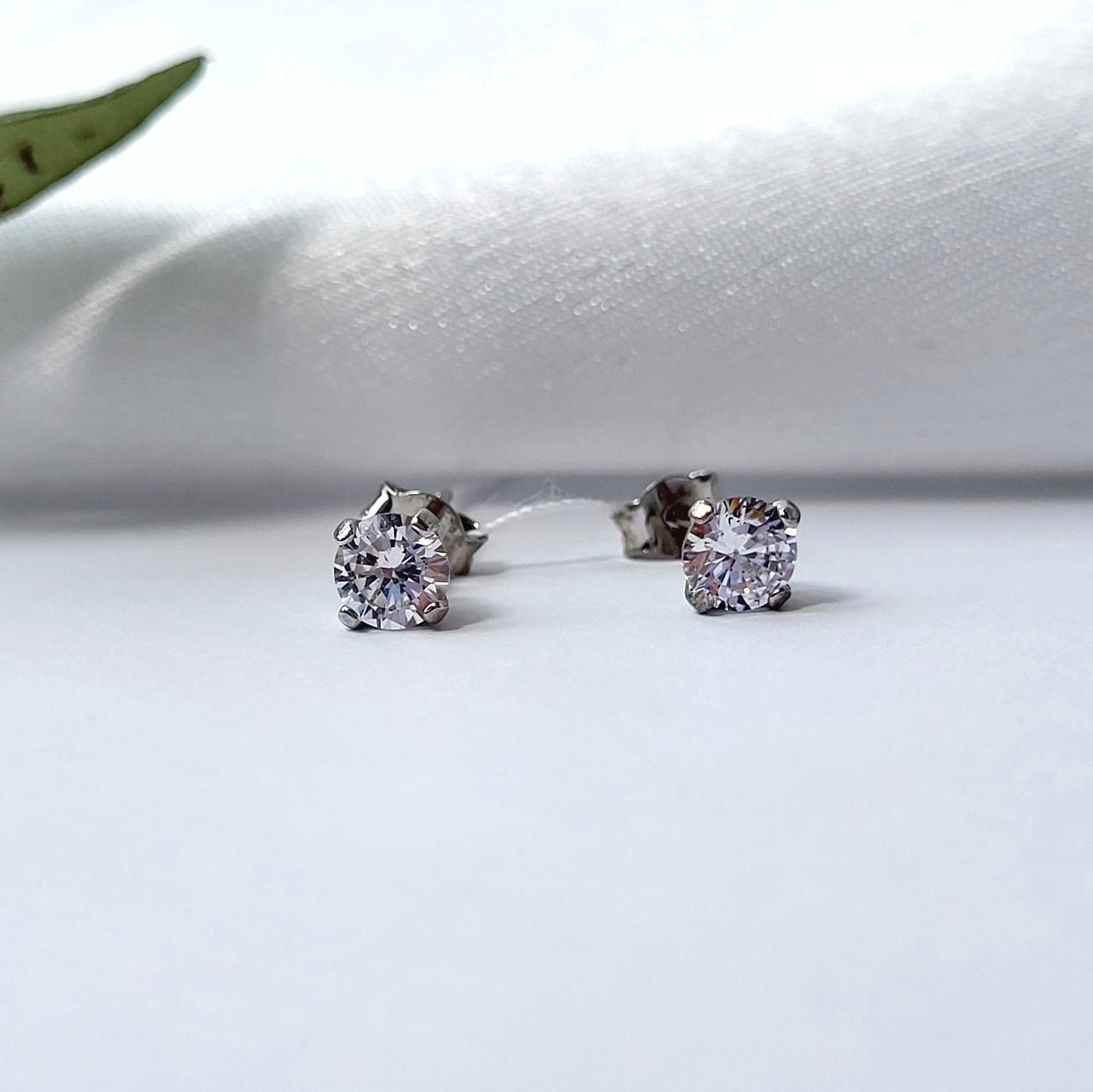 Серьги на фиксаторах с белым камнем 5 мм 925 пробы 1,17 г ,(070)