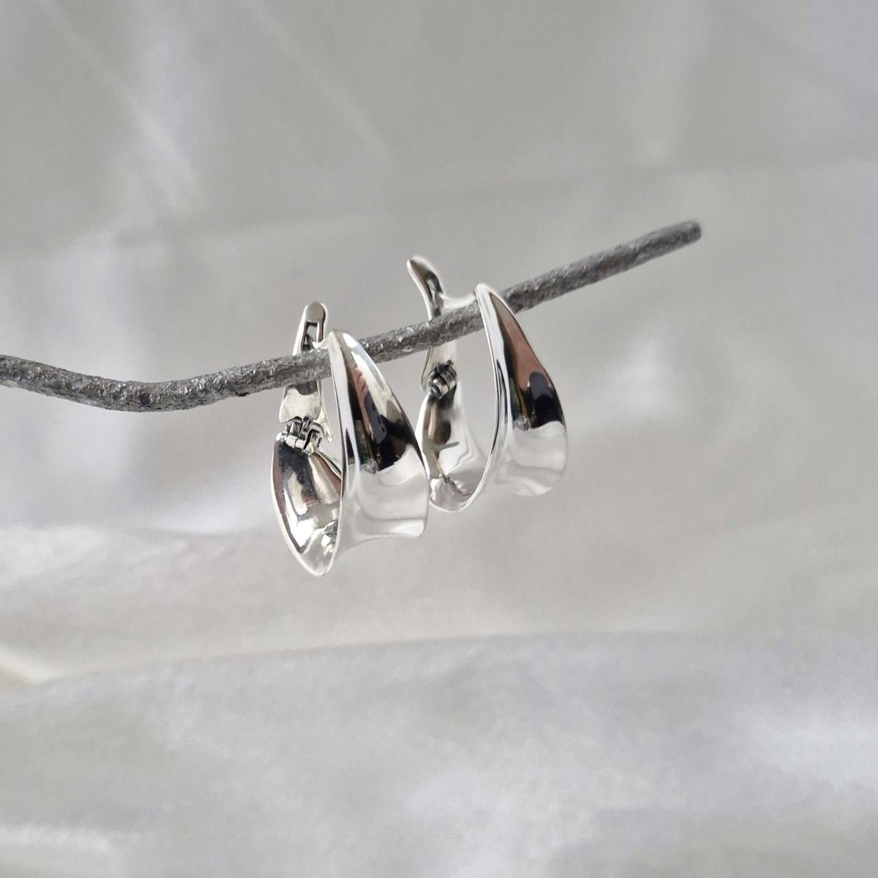 Серьги без камней соблазн серебро 925 пробы 7,05 г (2600h) Серьги без камней соблазн серебро 925 пробы 7,05 г (2600h)