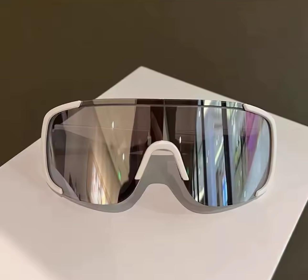 Солнцезащитные очки с панорамной линзой и зеркальным покрытием Серебряный с белым