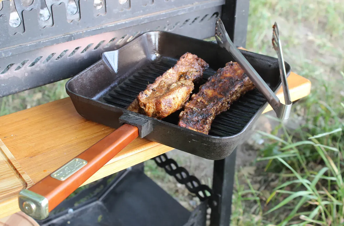 Сковорода чавунна Brizoll квадратна гриль Optima з дерев'яною ручкою Bordo 280x280x50 мм - фото 2 Сковорода чавунна Brizoll квадратна гриль Optima з дерев'яною ручкою Bordo 280x280x50 мм - фото 2