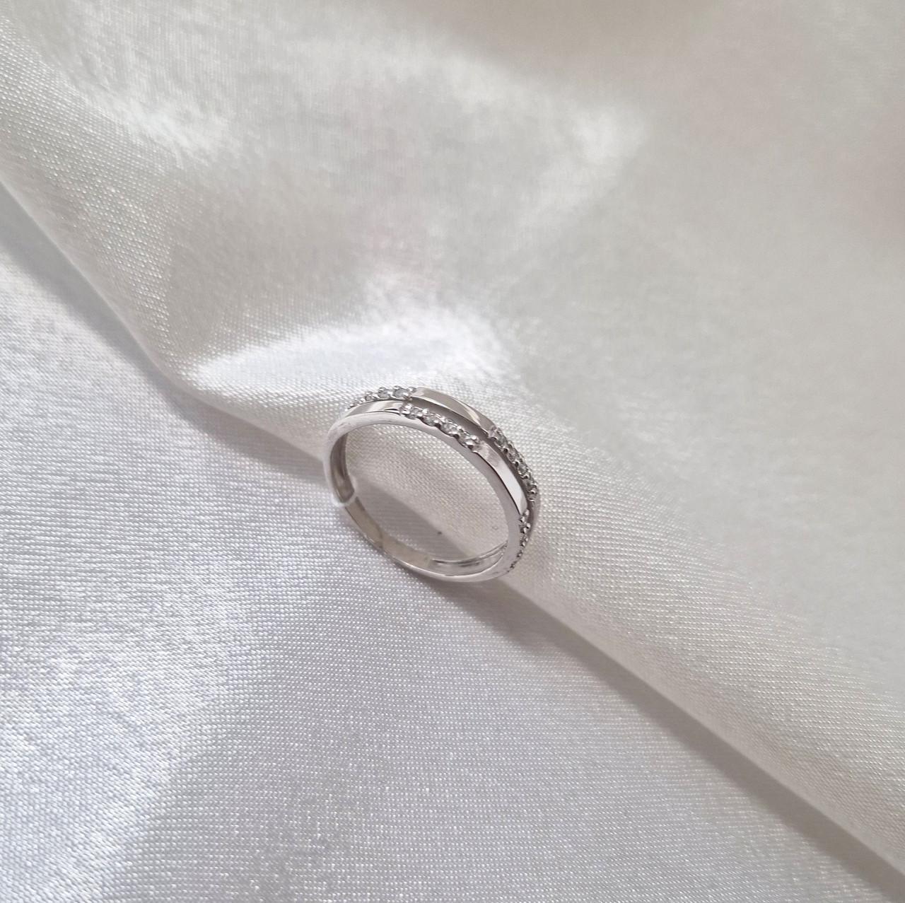 Кольцо эльдорадо с белыми камнями серебро 925 пробы родированное 2,01 г р. 18 (1779р)