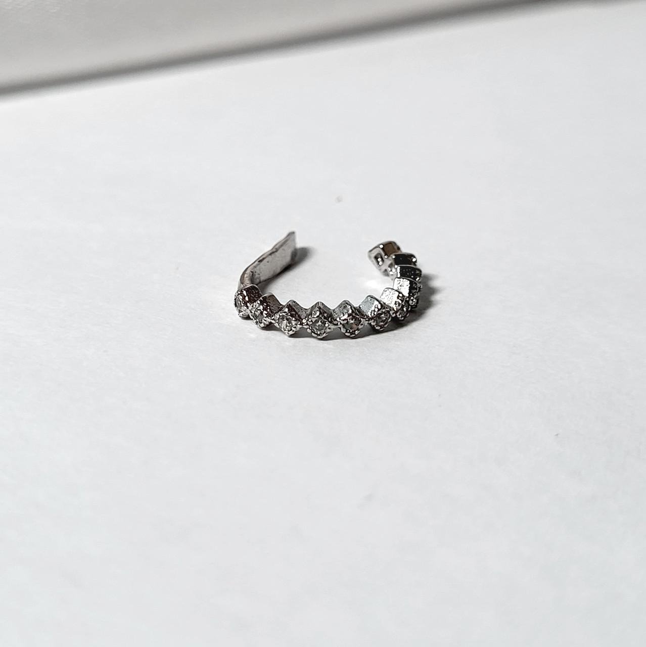 Серьга серебряная в камнях 925 пробы 0,60 г (566р)