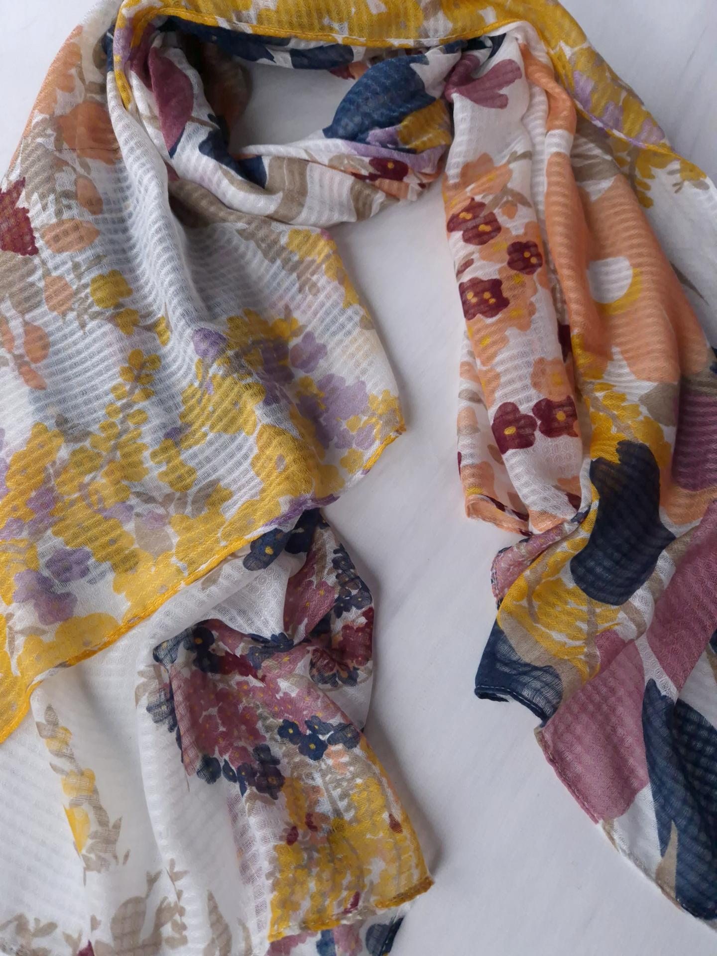 Шарф-палантин жіночий в квіти весна-осінь 180х100 см Молочний (15047) - фото 3 Шарф-палантин жіночий в квіти весна-осінь 180х100 см Молочний (15047) - фото 3