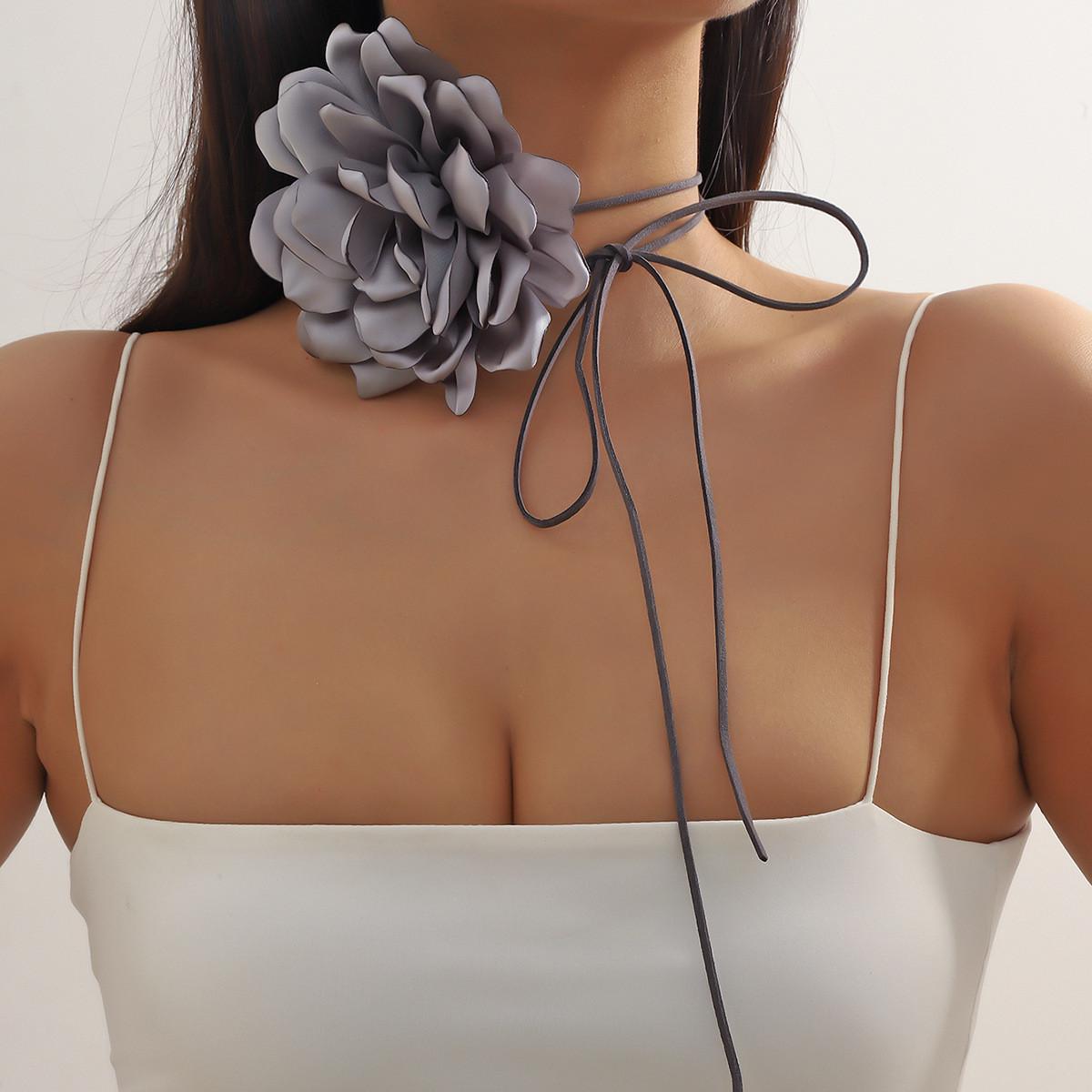 Чокер на шею Пион из атласа на замшевом шнурке Серый Чокер на шею Пион из атласа на замшевом шнурке Серый