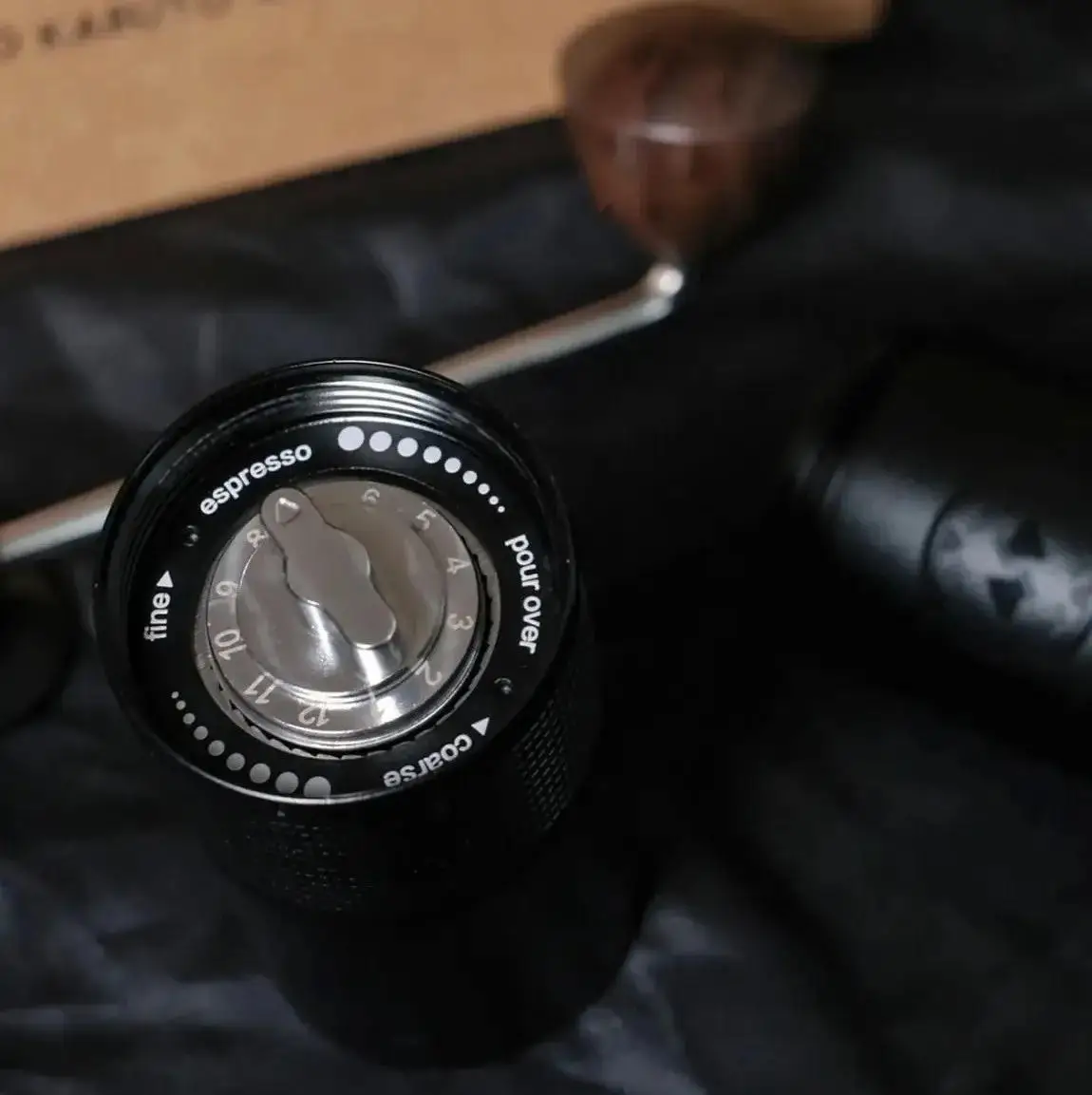 Кофемолка ручная Hario Kabuto со стальными жерновами и регулировкой уровня помола (MKBT-1B) - фото 6