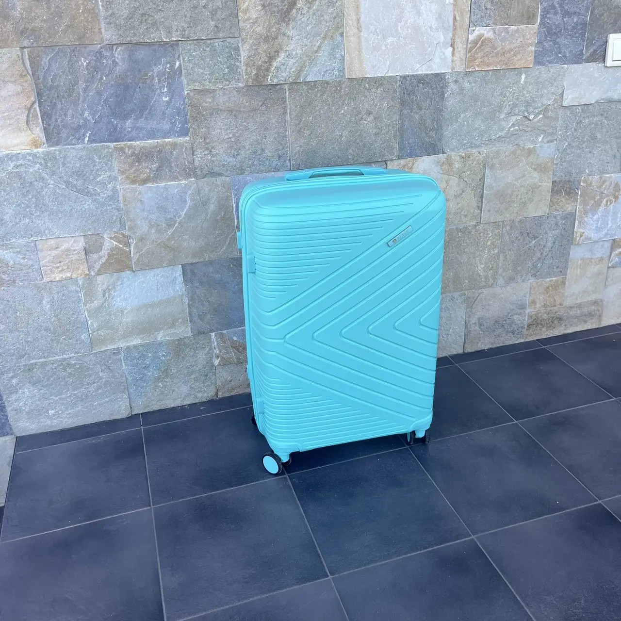 Валіза дорожня з поліпропілену Bloom 1706 середній М 63 л М'ятний - фото 2