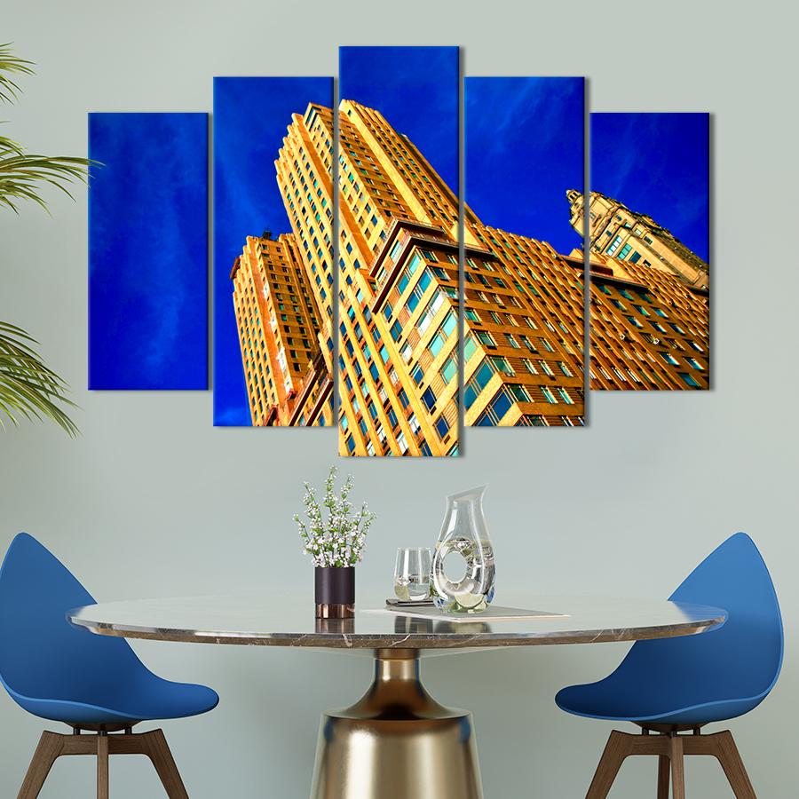 Картина город Необычный золотой небоскрёб Манхэттена 187x119 см (A709-5)