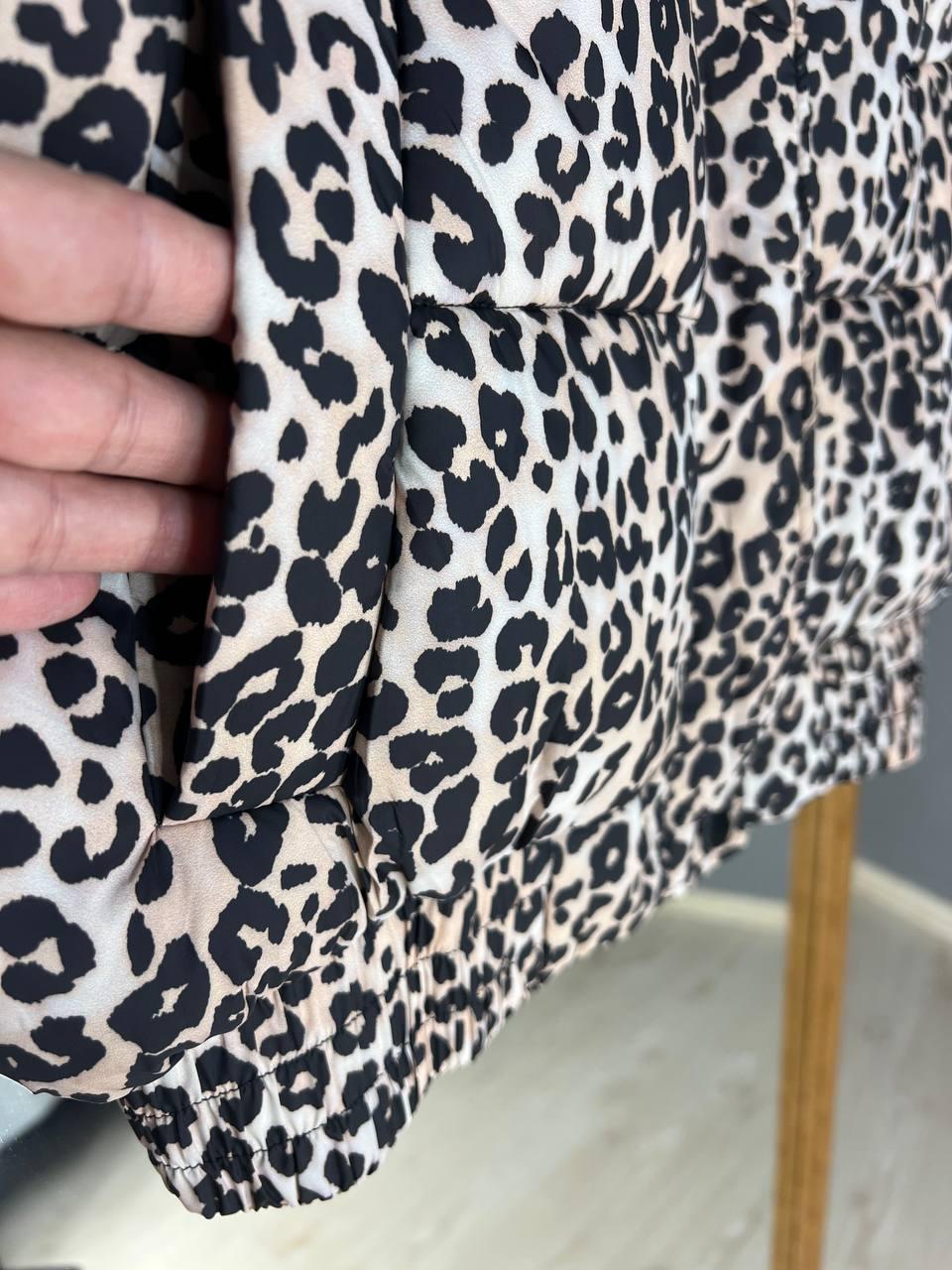 Куртка женская Lady Yep 9006 короткая с капюшоном леопардовый принт на резинке демисезонная р. 46 Бежевый (3271) - фото 8 Куртка женская Lady Yep 9006 короткая с капюшоном леопардовый принт на резинке демисезонная р. 46 Бежевый (3271) - фото 8