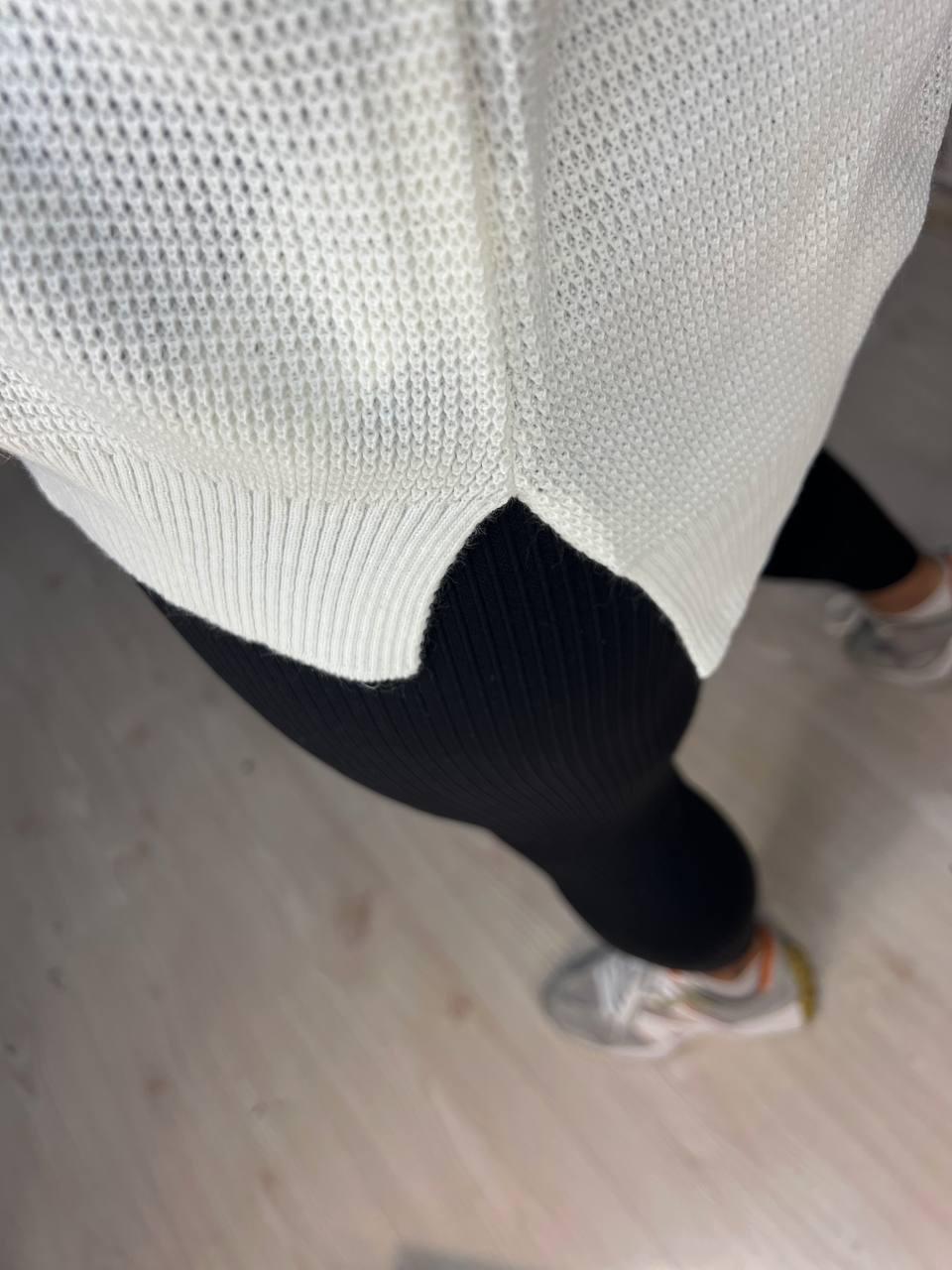 Светр жіночий MIX RAY 6183 тонкий вафельний розрізи по боках вільний крій OS Білий (1199) - фото 2