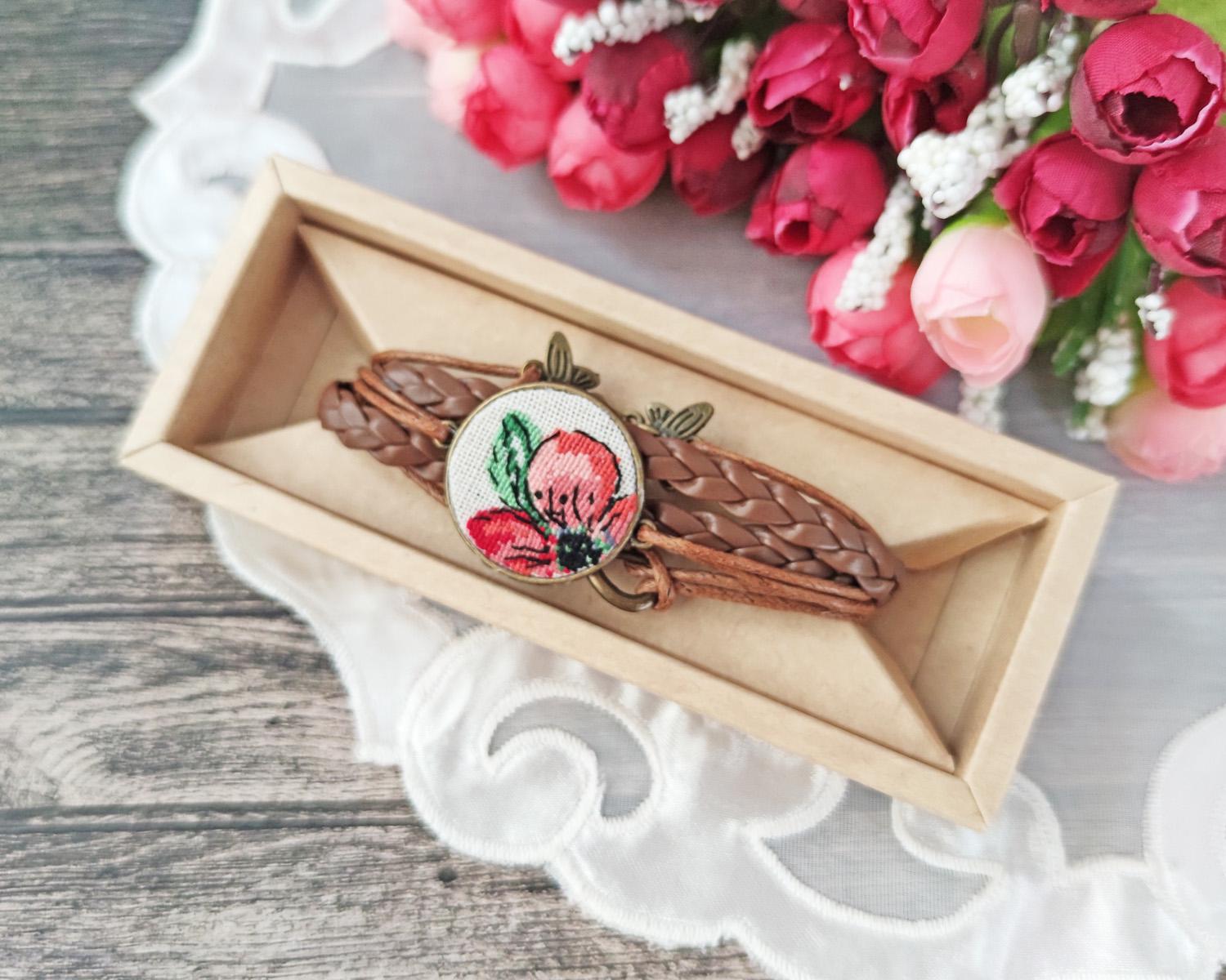 Браслет с вышивкой Анемона