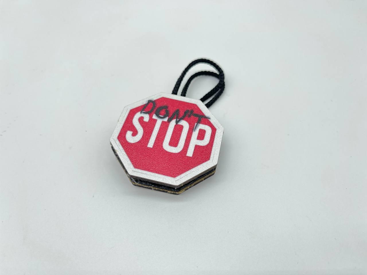 Подвеска ароматизированная Don't Stop в машину дерево/фетр ручной работы (AR-129)