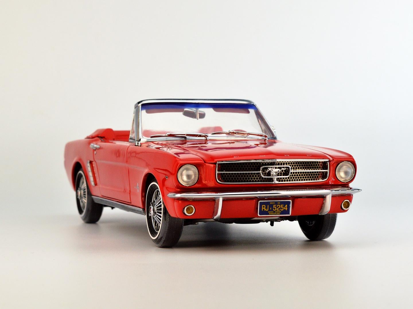 Модель коллекционная Precision Collection 100-1964 1/2 Ford Mustang Convertible 1:18
