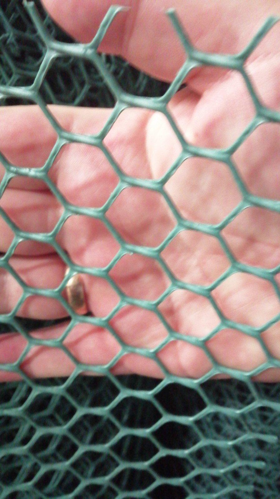 Сетка для забора пластиковая 1х30 м ячеистая 20х20 мм - фото 2 Сетка для забора пластиковая 1х30 м ячеистая 20х20 мм - фото 2