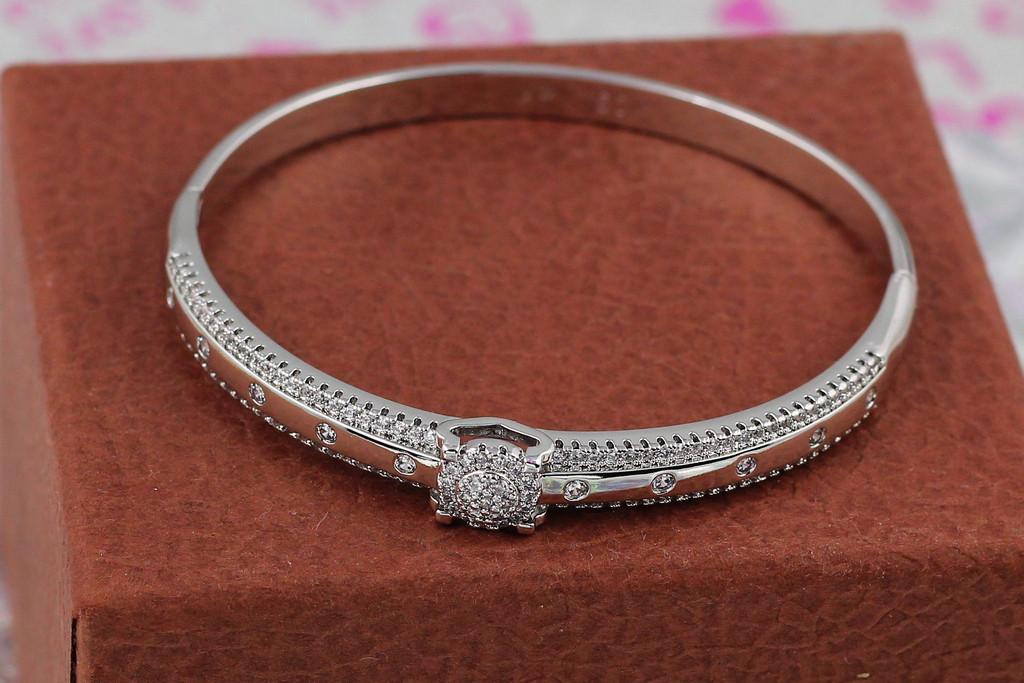 Браслет бэнгл Xuping Jewelry Пряжка с камешками 60 мм 8 мм на руку от 16-19 см Серебристый