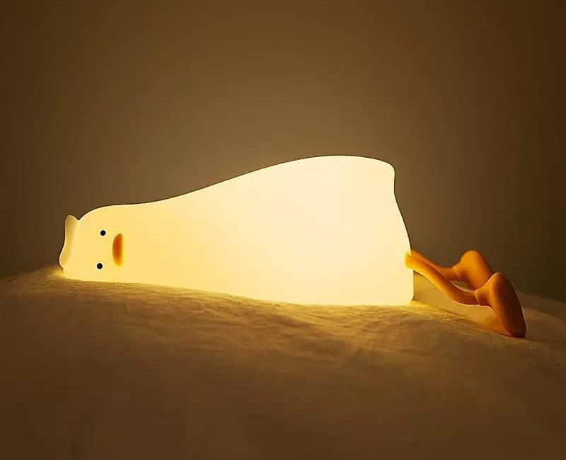 Ночник светодиодный Утка детский силиконовый аккумуляторный с сенсорным управлением 3 уровня яркости 21,5x10 см Теплый белый (D-0151) - фото 6 Ночник светодиодный Утка детский силиконовый аккумуляторный с сенсорным управлением 3 уровня яркости 21,5x10 см Теплый белый (D-0151) - фото 6