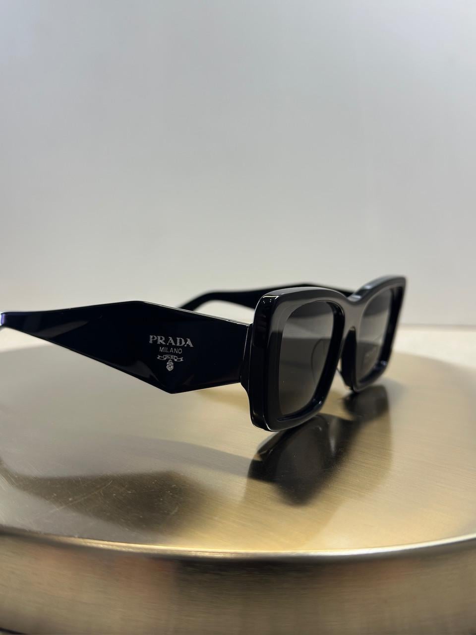 Солнцезащитные очки Prada SPR08 прямоугольная темная линза женские Черный