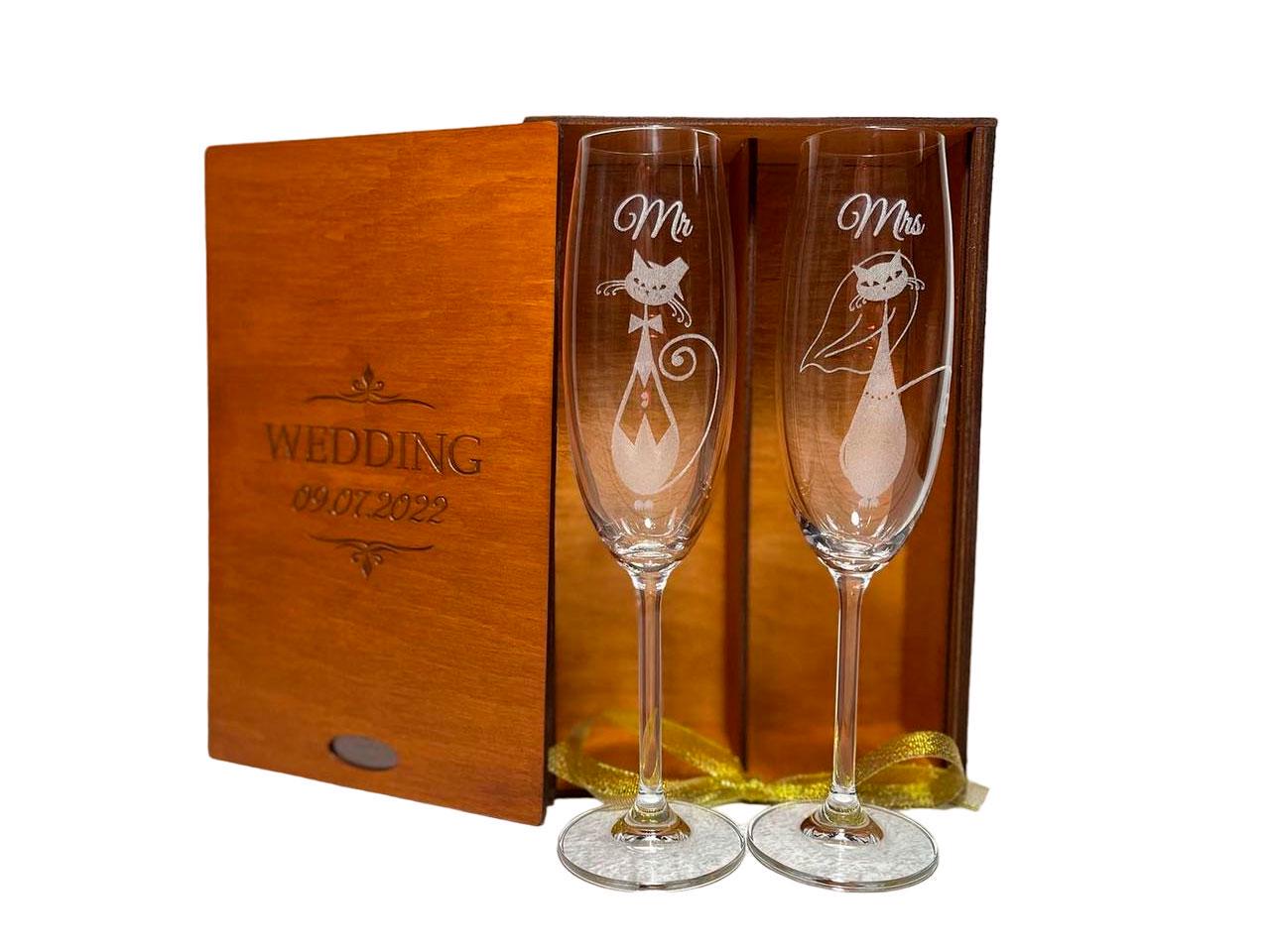 Келихи для шампанського Bohemia з гравіюванням "Mr&Mrs" Cats у дерев'яній коробці Горіхове дерево (1154)