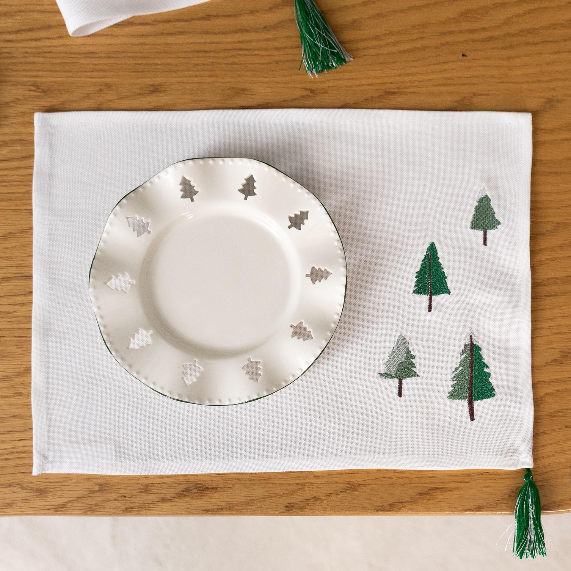 Серветка на стіл новорічна Едельвіка Ялинковий ліс з китичкою 0,3х0,4 м (577-25/09)