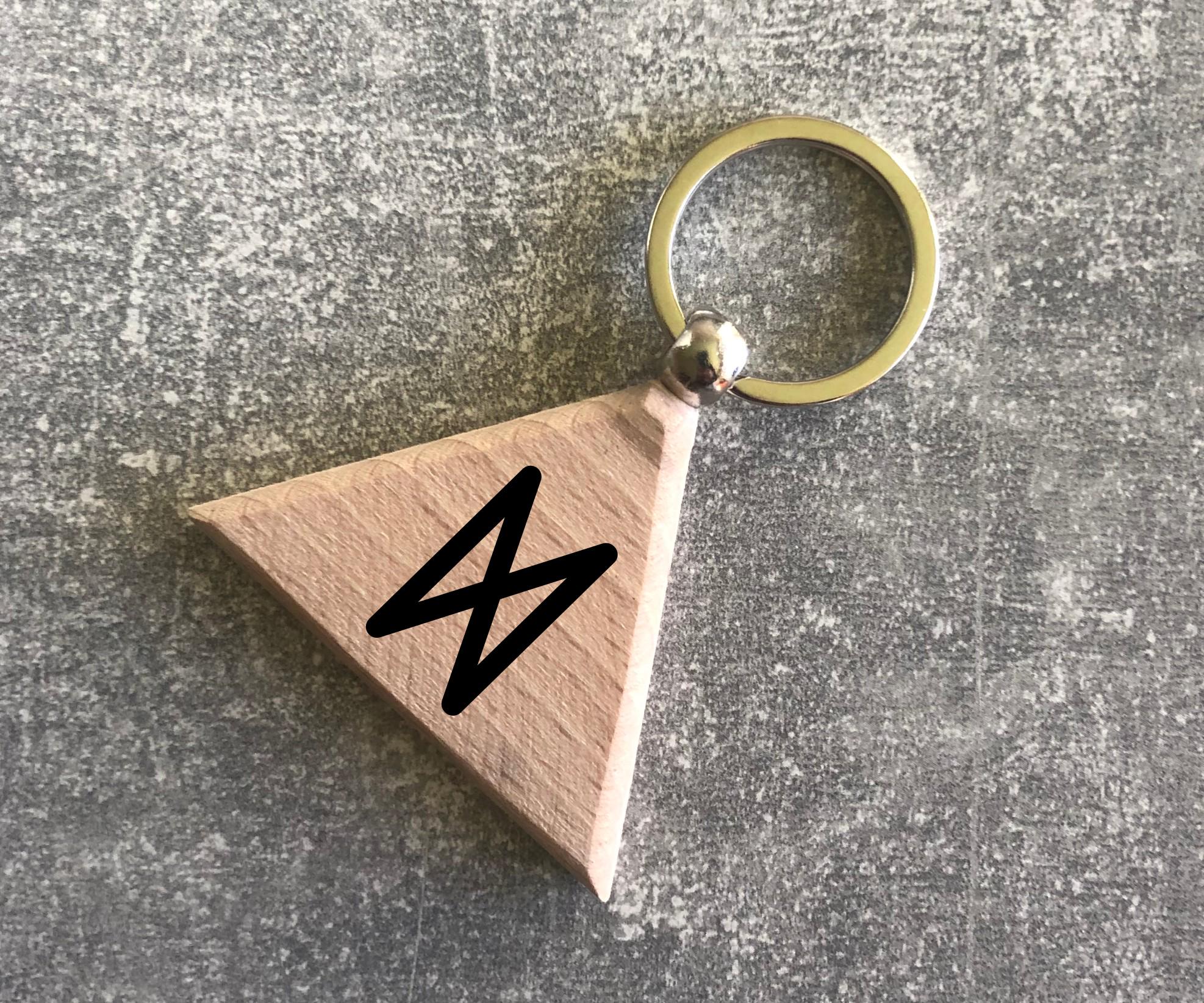 Брелок деревянный треугольный с руной Старшого футарк "ДАГАЗ" (15010308023)