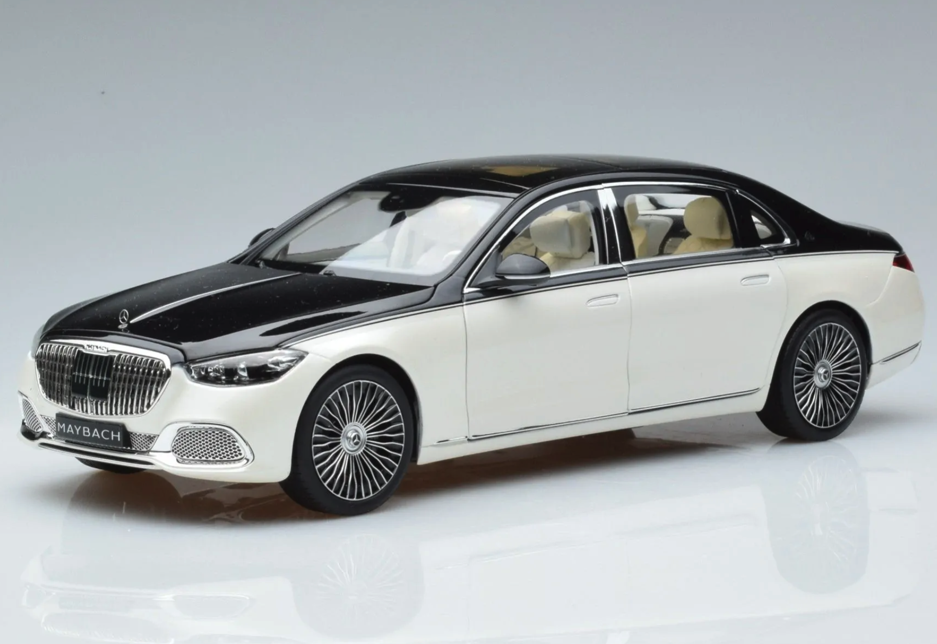 Модель автомобиля 1:18 Mercedes-Benz Maybach S680 Z223 2021 White/Dark Blue (B66961424)