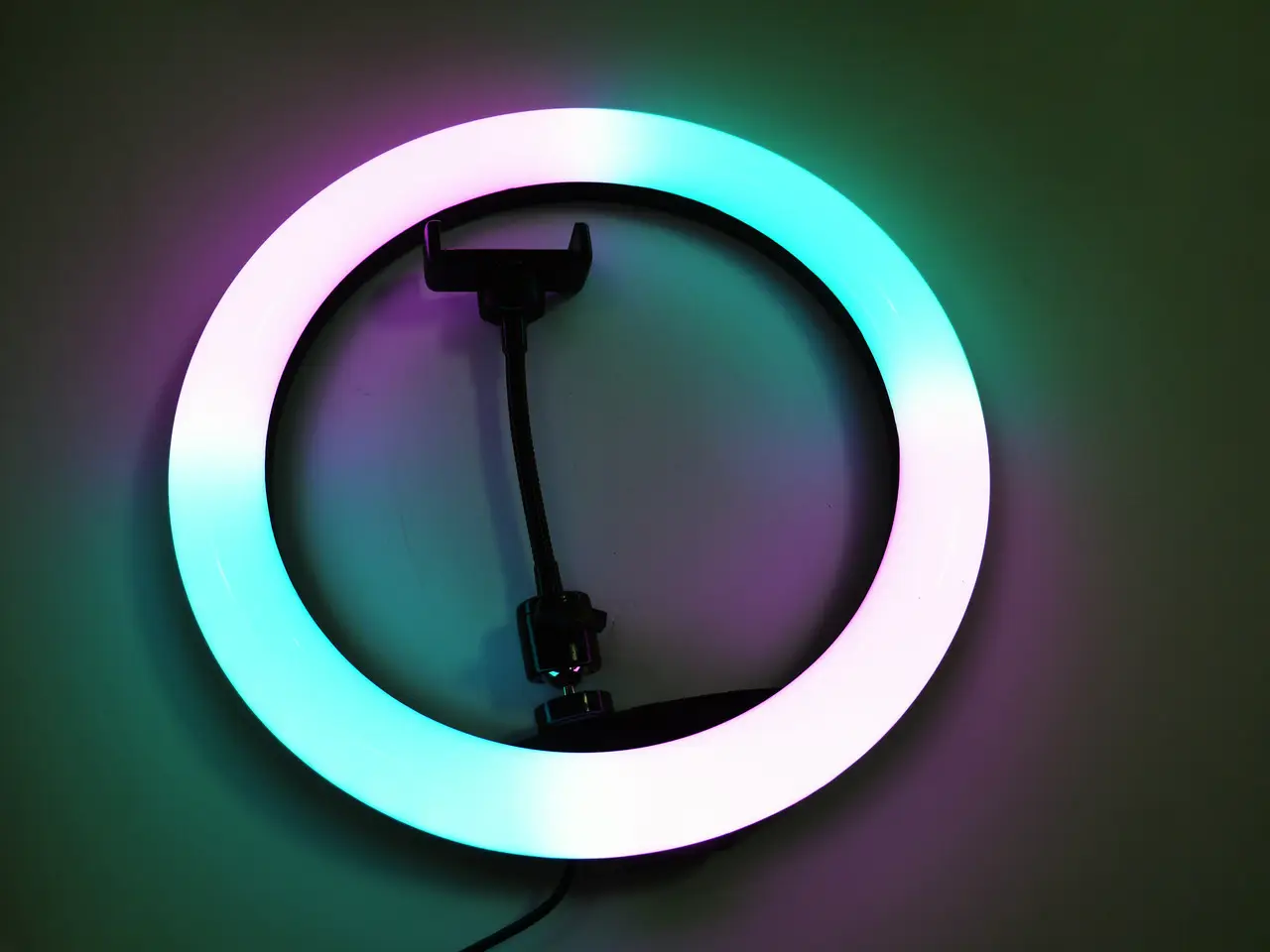Кольцевая лампа с креплением для телефона 45 см (3D 45) - фото 4 Кольцевая лампа с креплением для телефона 45 см (3D 45) - фото 4