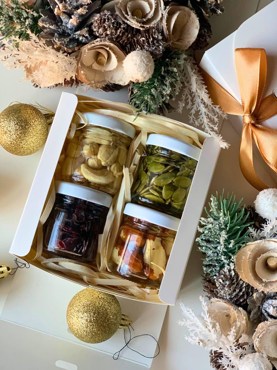 Подарунковий набір у коробці горішки в меді акації 4 баночки по 50 г Білий