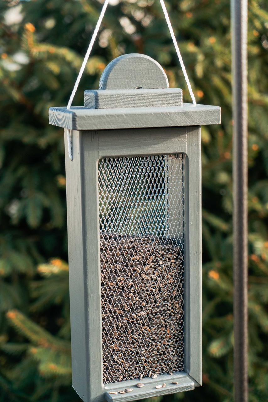 Кормушка для птиц Эйрен бункерного типа из дерева сосны 40х18х11 см Антрацит - фото 5 Кормушка для птиц Эйрен бункерного типа из дерева сосны 40х18х11 см Антрацит - фото 5