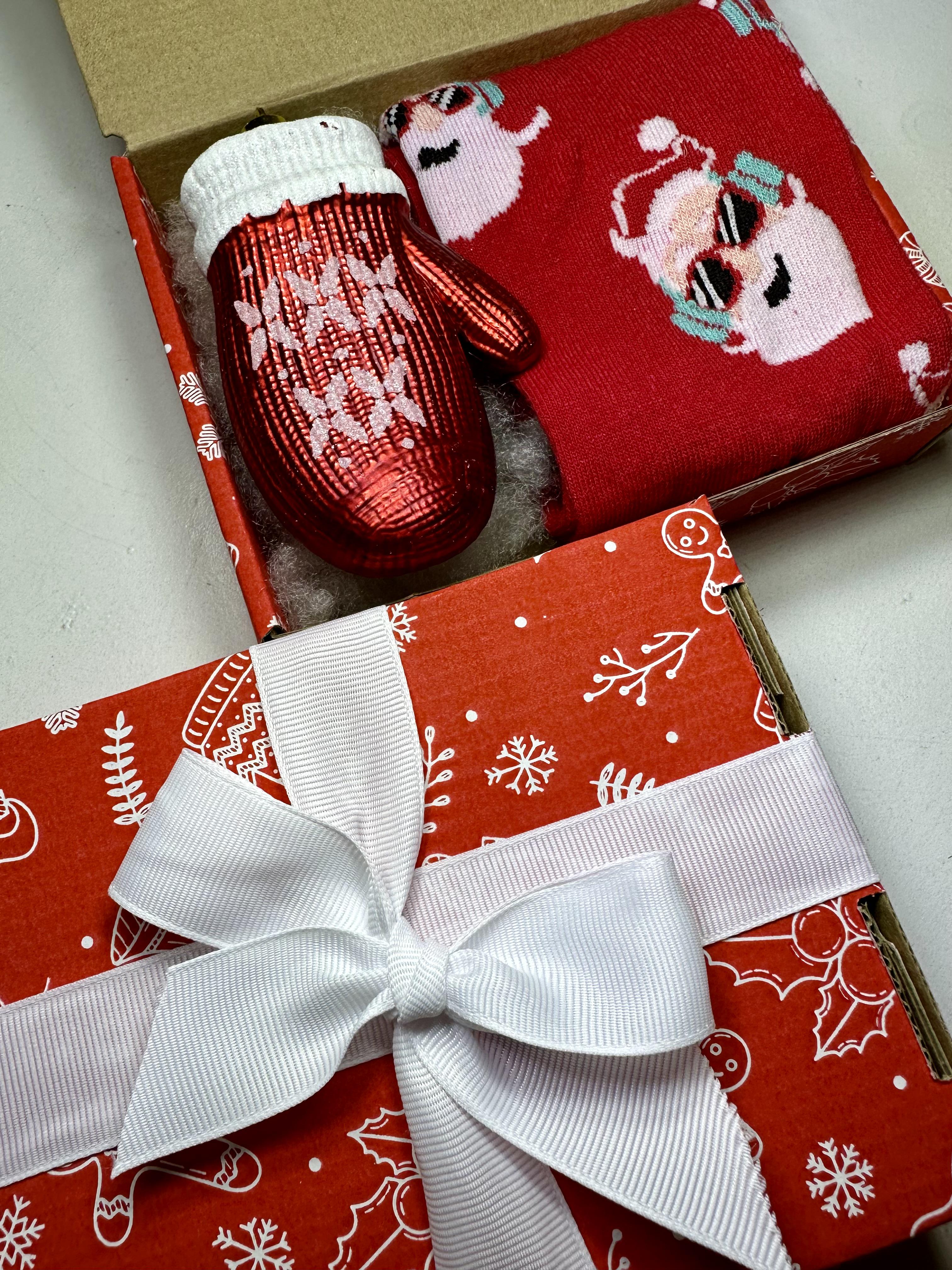 Подарунковий бокс з новорічними шкарпетками і іграшкою (13479880) - фото 9