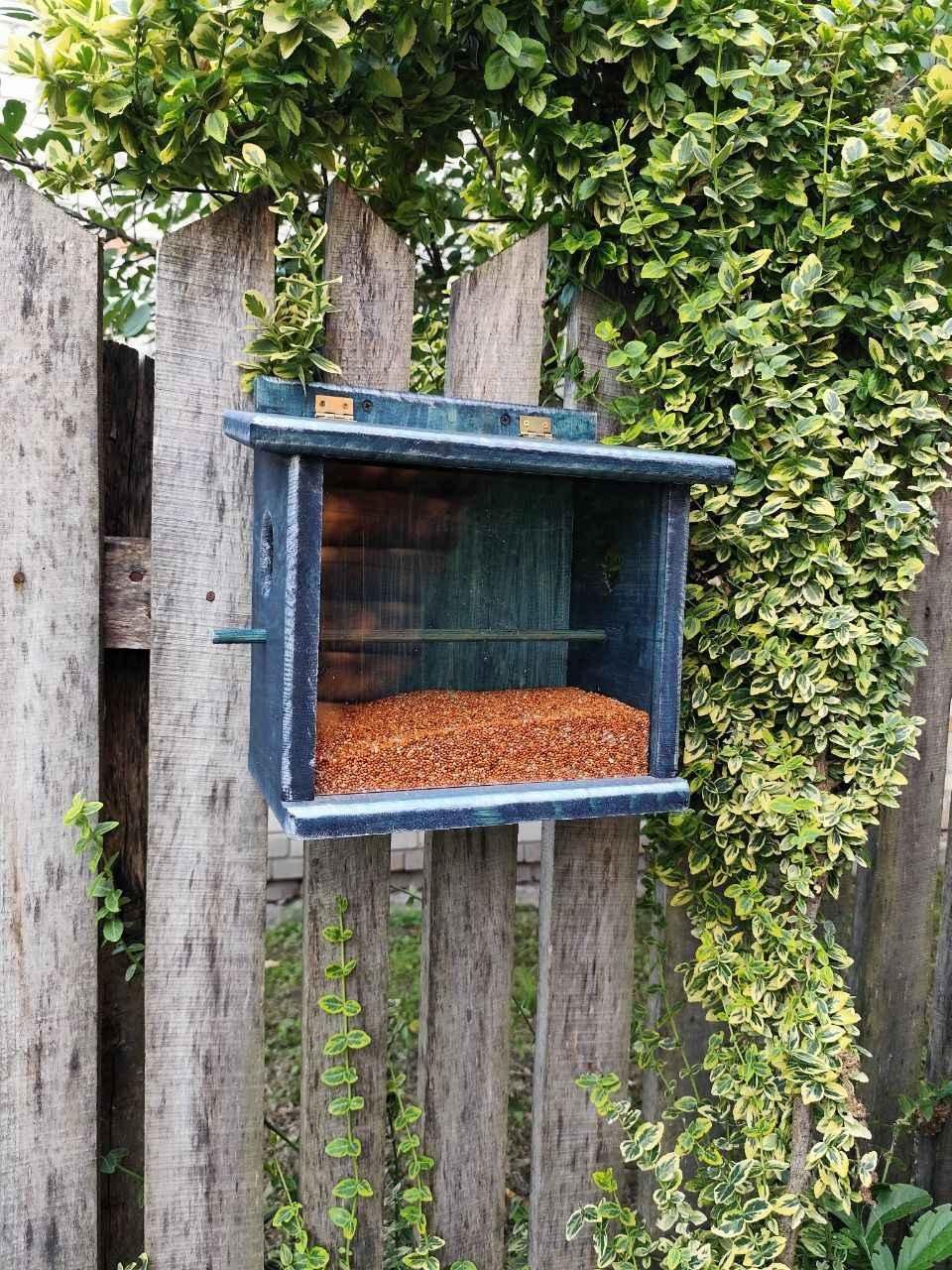 Годівниця для птахів Заплутанка бункерного типу із соснової деревини 30х30х17 см Синій - фото 4