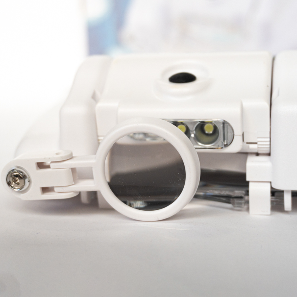 Лупа-шлем бинокулярная налобная MG8100-S с 3LED подсветкой и монокуляром 1,5X/2X/3,5X/8X/9,5X/11,5X White/Black (160420) - фото 7 Лупа-шлем бинокулярная налобная MG8100-S с 3LED подсветкой и монокуляром 1,5X/2X/3,5X/8X/9,5X/11,5X White/Black (160420) - фото 7